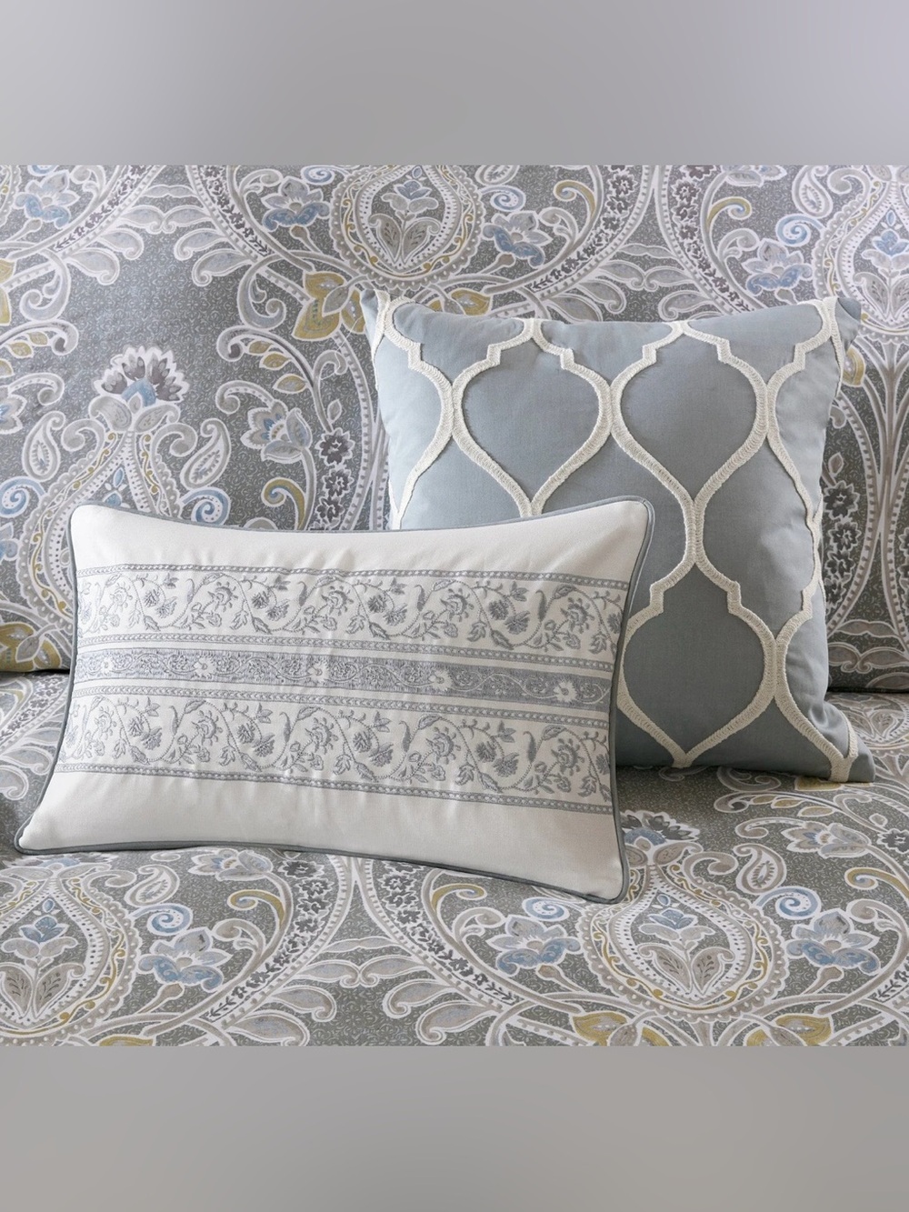 Brand New 2 piece Decorative Pillows set